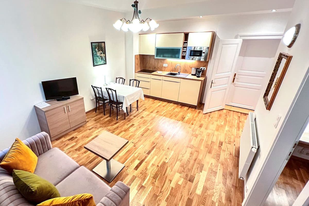 1 habitación, caja de seguridad en la habitación y escritorio