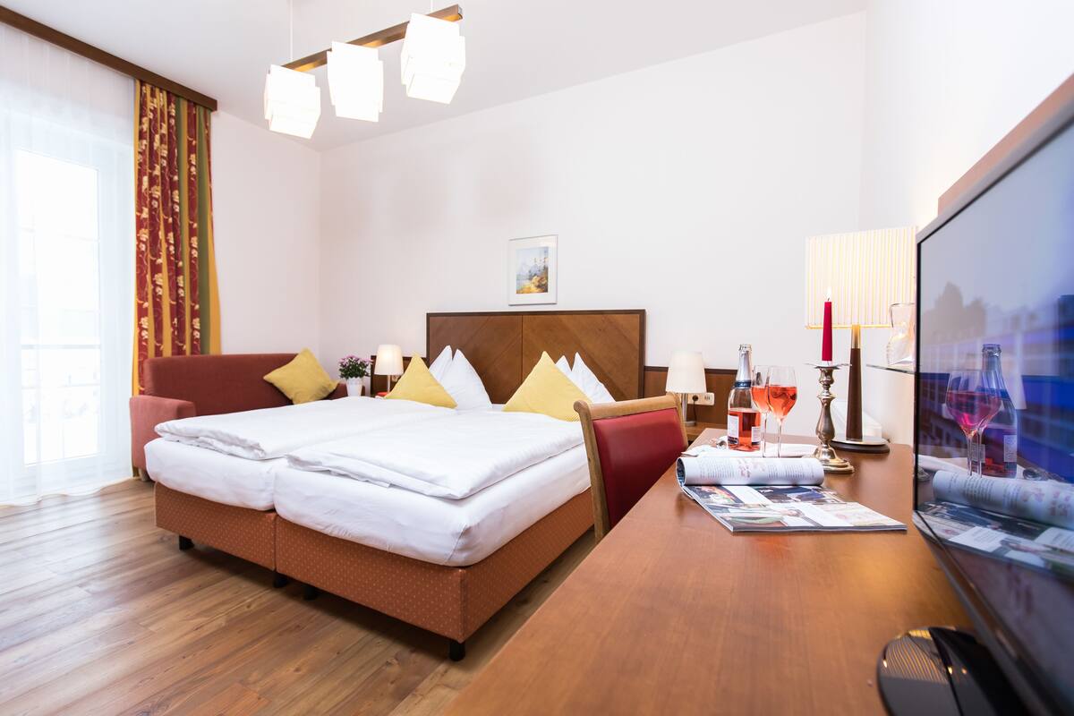1 habitación, caja de seguridad en la habitación y escritorio
