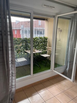 1 habitación, escritorio, tabla de planchar con plancha y wifi