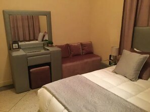 2 bedrooms, desk, iron/ironing board, free WiFi - Spacious Confy house in center (Marrakech)