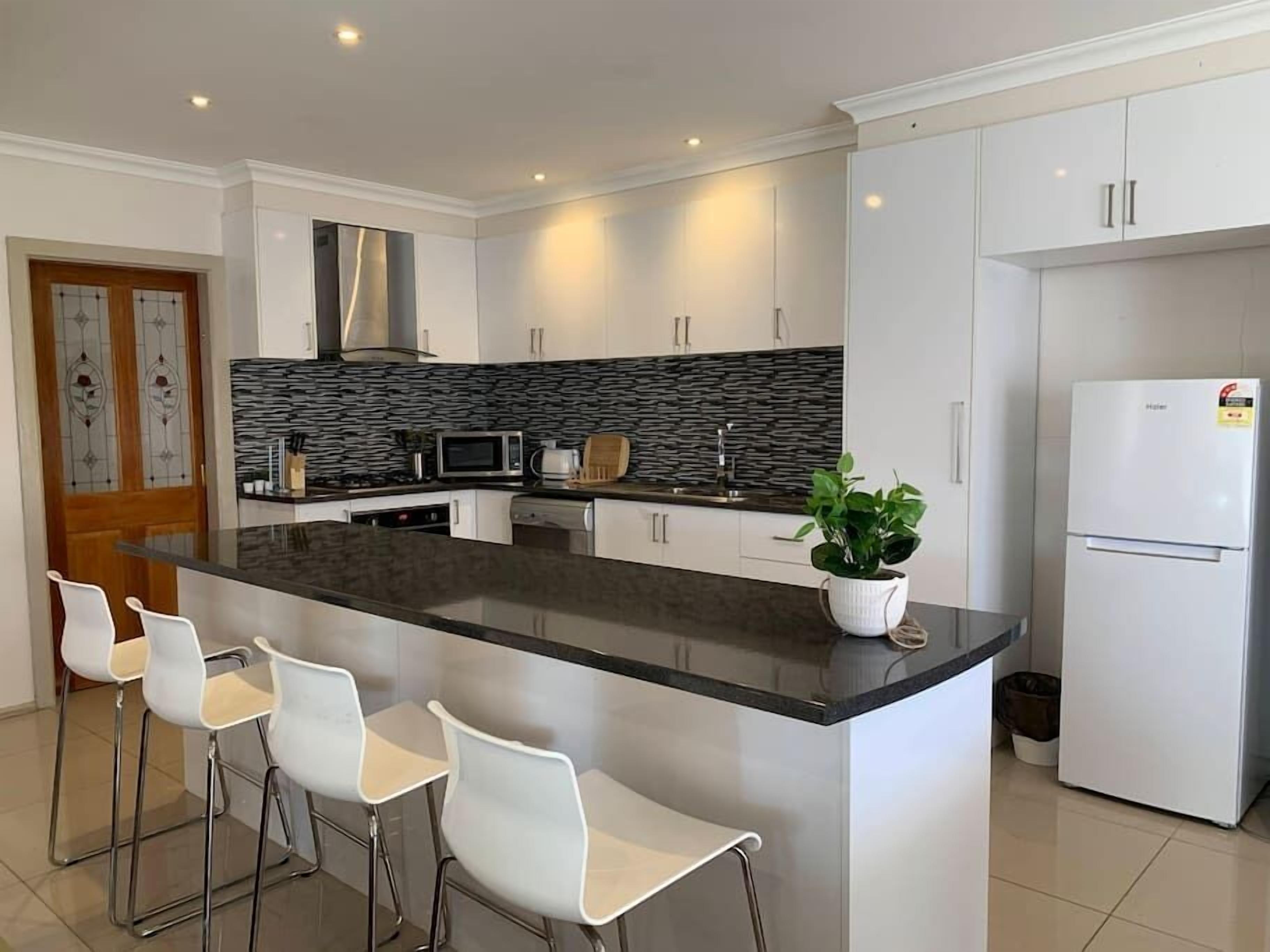 Adorable - 3 BR guest house close to Melb Airport