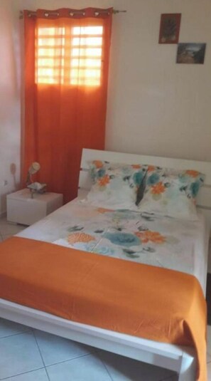 1 soverom, strykejern/-brett, reiseseng for barn og sengetøy