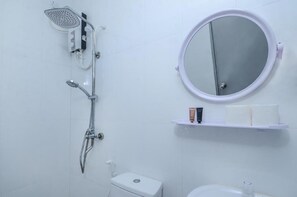 Shower, rainfall showerhead, bidet, towels - Paradise Retreat (Maafushi)