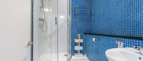 Shower, hair dryer, towels, shampoo