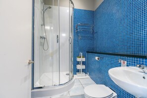 Dusj, hårføner, håndklær og sjampo