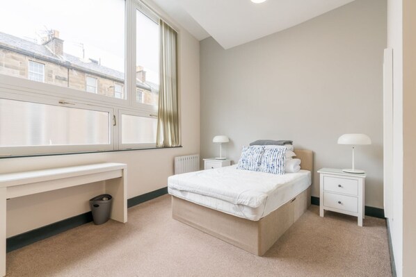 1 soverom, skrivebord, wi-fi og sengetøy