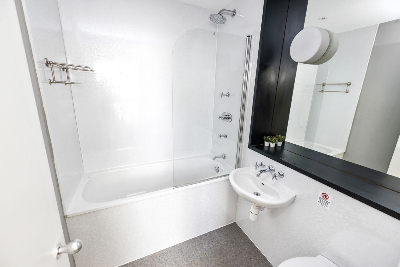 Combined shower/bathtub, hair dryer, towels, shampoo