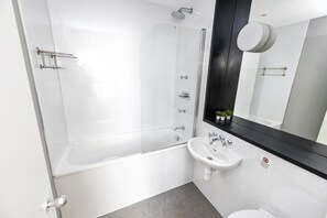 Kombinert dusj/badekar, hårføner, håndklær og sjampo