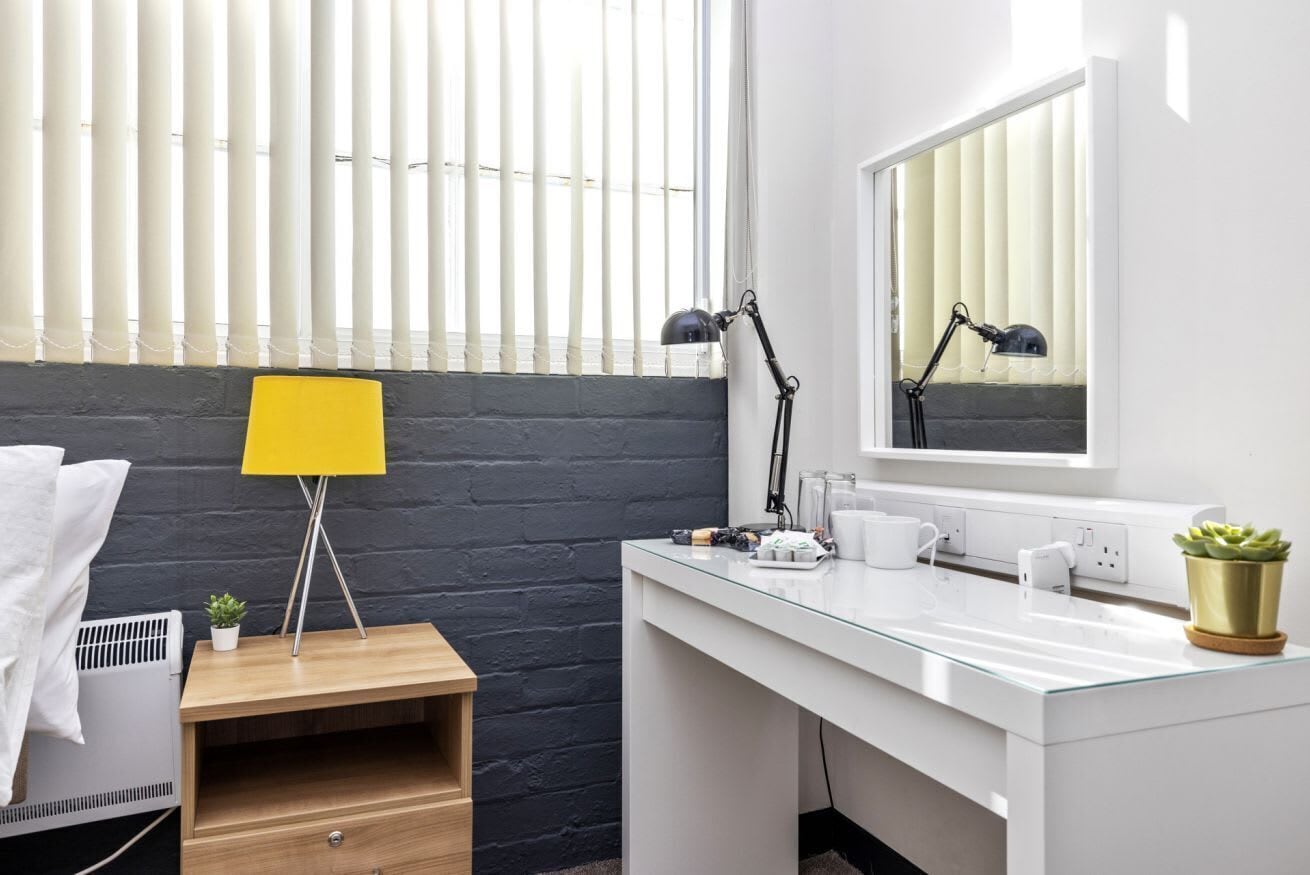Combined shower/bathtub, hair dryer, towels, shampoo