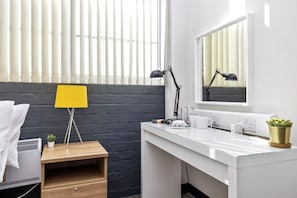 Ensemble douche/baignoire, sĂšche-cheveux, serviettes fournies, shampoing