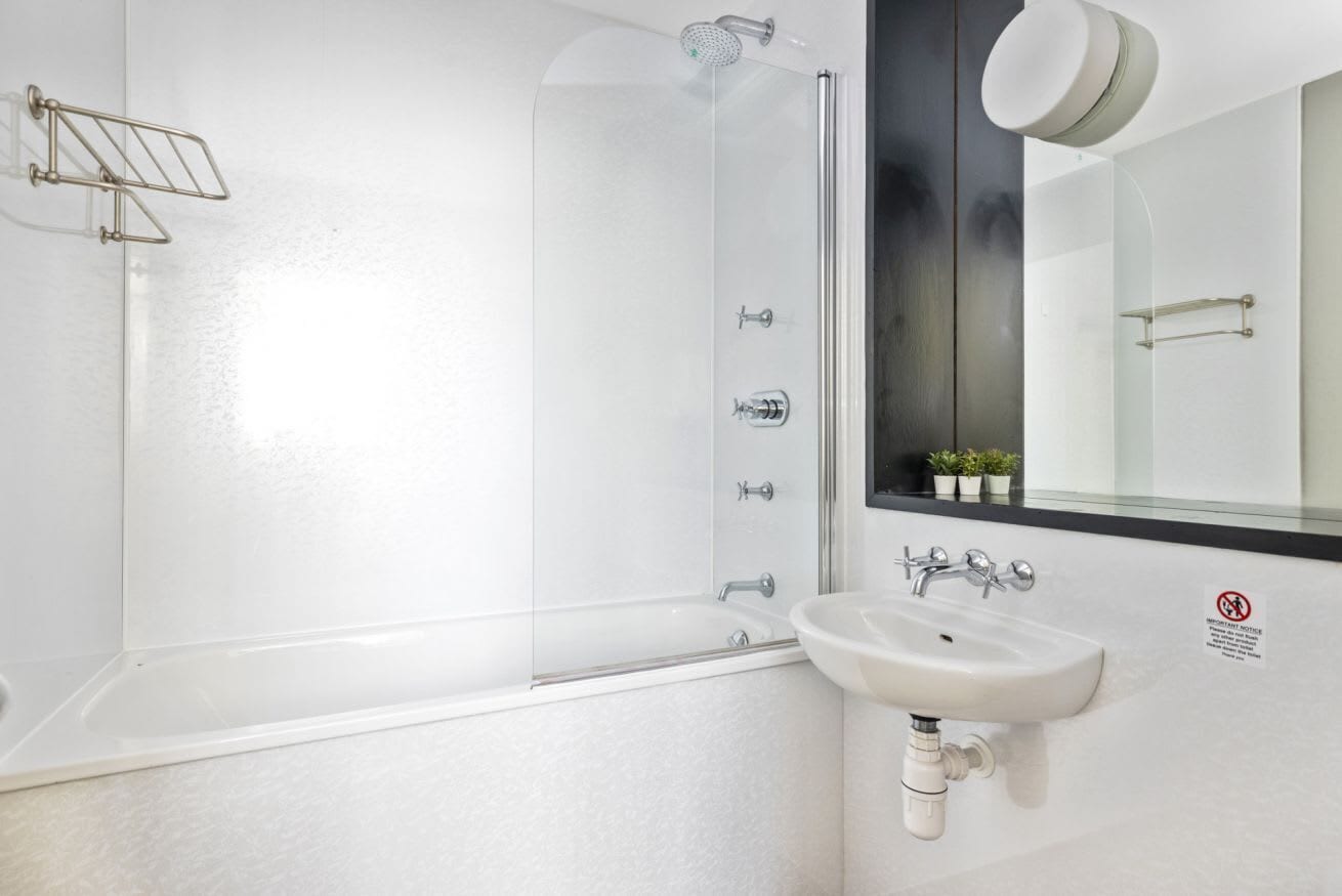 Combined shower/bathtub, hair dryer, towels, shampoo