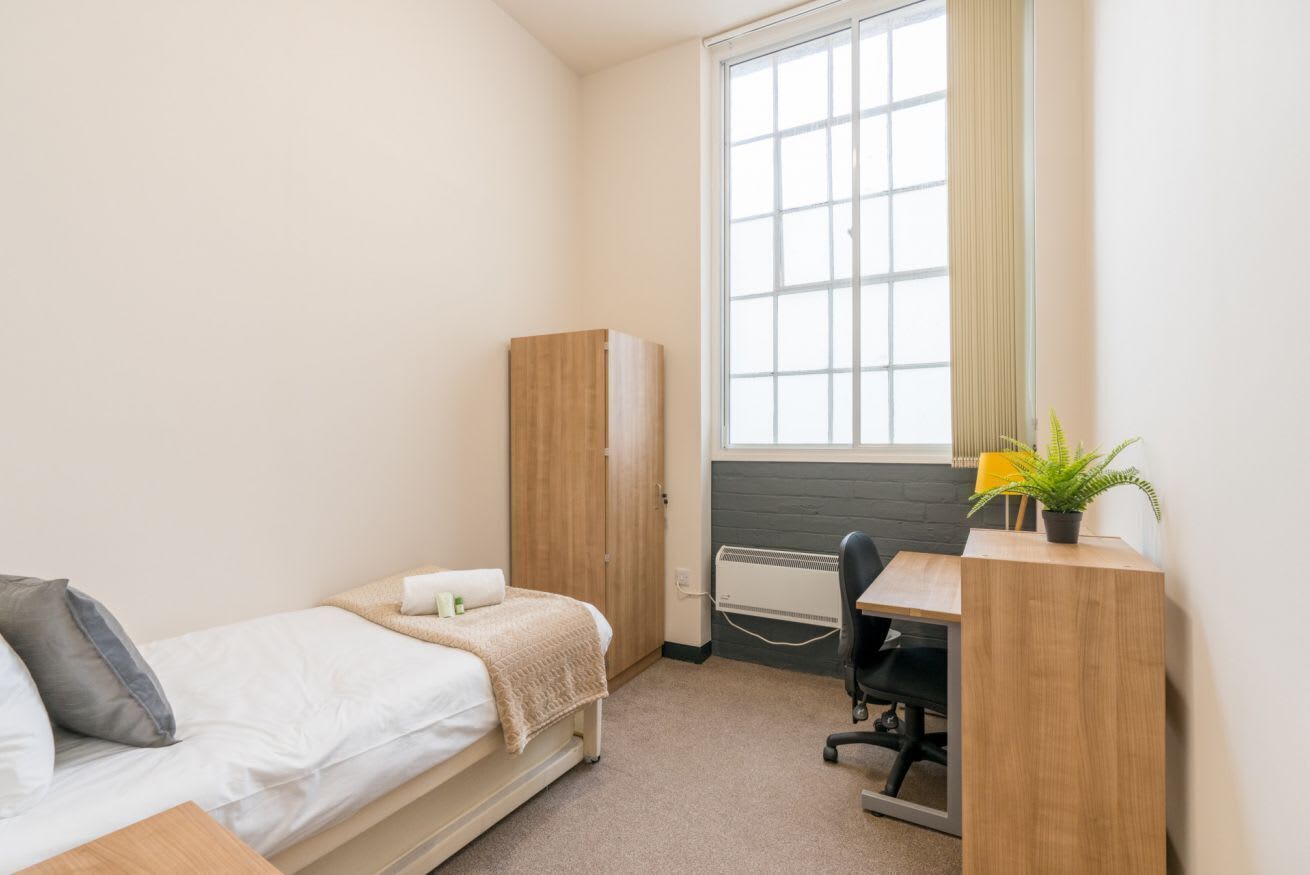 1 bedroom, desk, WiFi, bed sheets