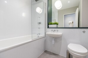 Kombinert dusj/badekar, hårføner, håndklær og sjampo