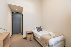 1 bedroom, desk, WiFi, bed sheets - JOIVY Meadows Park Ensuite Single Room (Edinburgh)
