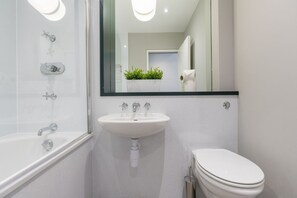 Kombination af bruser/badekar, hårtørrer, håndklæder, Shampoo