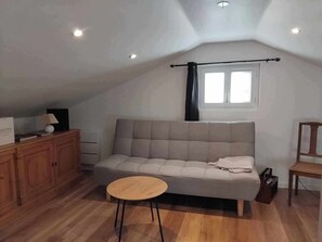 Fernseher, DVD-Player, Bücher, Musikbibliothek