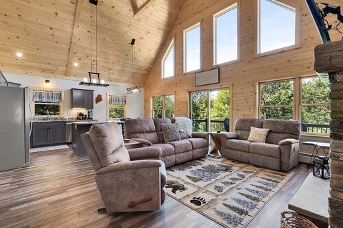 Mountainside Chalet Retreat | Hot Tub | Fireplace | Pool Table | Screened Porch