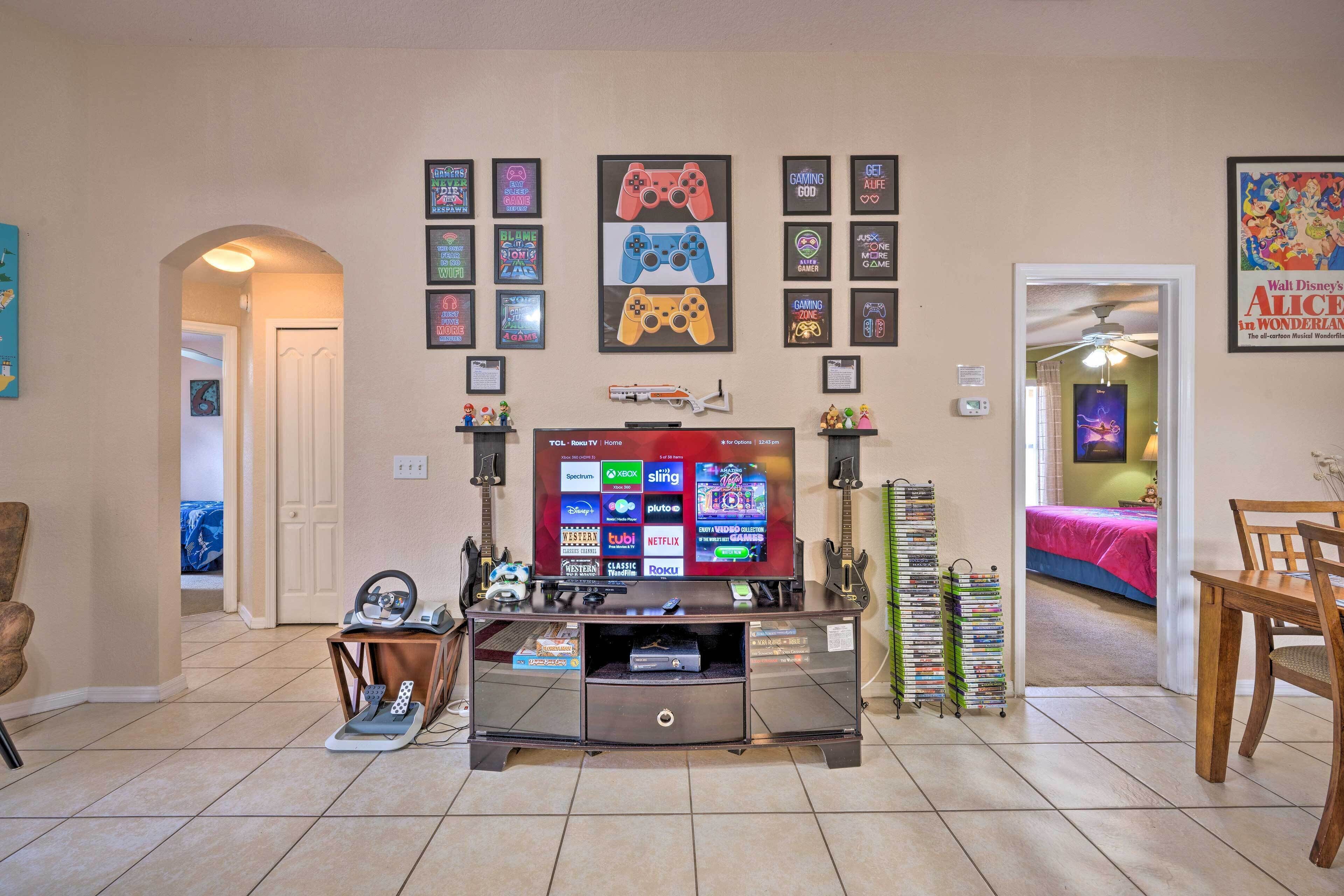 Spacious Florida Family Home - 10 Mi to Disney!
