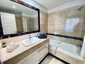 Combined shower/tub, bidet