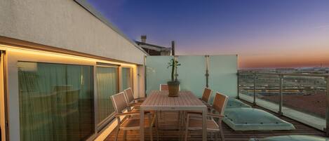 屋外ダイニングエリア