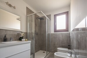 Shower, free toiletries, hair dryer, towels - Bright Apartment On Venetian Roofs R&R (Santa Croce)