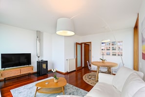 Smart TV y chimenea 