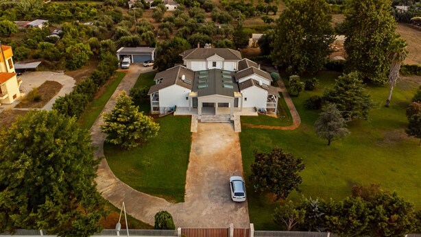 A large, modern house with a spacious driveway and a car parked in front. - Beautiful 3-bed Villa in Preveza (Preveza)