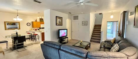 Rumah, Beberapa Tempat Tidur, akses ke kolam renang | Ruang keluarga | Televisi layar datar 40-inci dengan saluran TV kabel