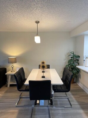 Căn hộ, nhiều giường, có thể sử dụng hồ bơi | Phòng ăn