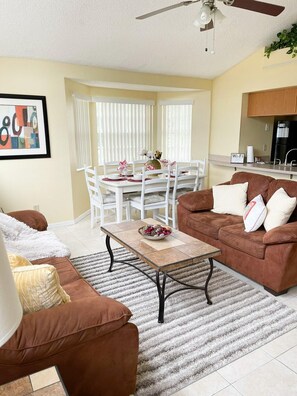 Apartamento, várias camas, acesso à piscina | 3 quartos, individualmente decorados, individualmente mobiliados