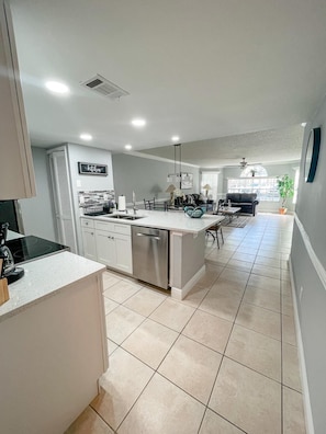 Appartement, plusieurs lits, accÚs piscine | Cuisine privée | Réfrigérateur, micro-ondes, four, plaque de cuisson