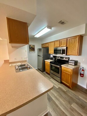 Appartamento, letti multipli, accesso alla piscina | Cucina privata | Frigorifero, microonde, forno, piano cottura