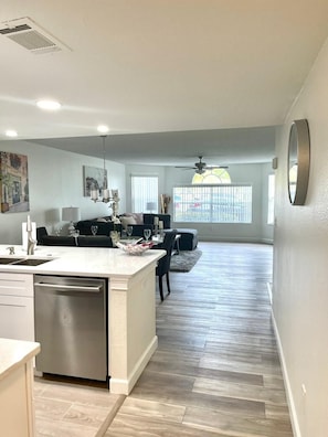 Appartamento, letti multipli, accesso alla piscina | Cucina privata | Frigorifero, microonde, forno, piano cottura