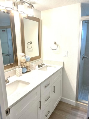 Appartamento, letti multipli, accesso alla piscina | Bagno | Asciugamani, sapone, shampoo