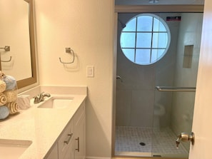 Appartement, plusieurs lits, accès piscine | Salle de bain | Serviettes fournies, savon, shampoing