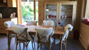 A wooden interior with a dining table surrounded by chairs with white furry seat cushions. - Chez FOLLO Formidable Mayen in old wood (Mase)