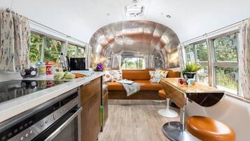 Fridge, dishwasher