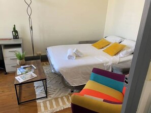 1 slaapkamer, een strijkplank/strijkijzer, gratis wifi, beddengoed