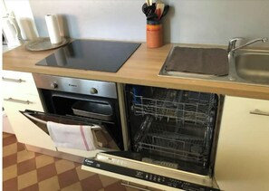 Frigorifero, microonde, forno, piano cottura