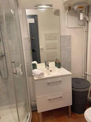 Doccia, asciugacapelli, asciugamani, carta igienica