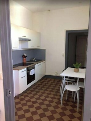 Réfrigérateur, micro-ondes, four, plaque de cuisson