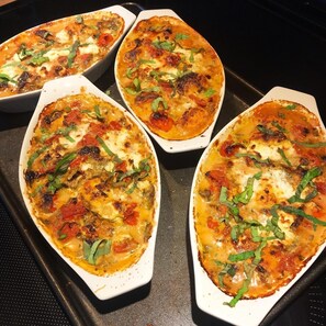 Phục vụ bữa sáng và bữa tối