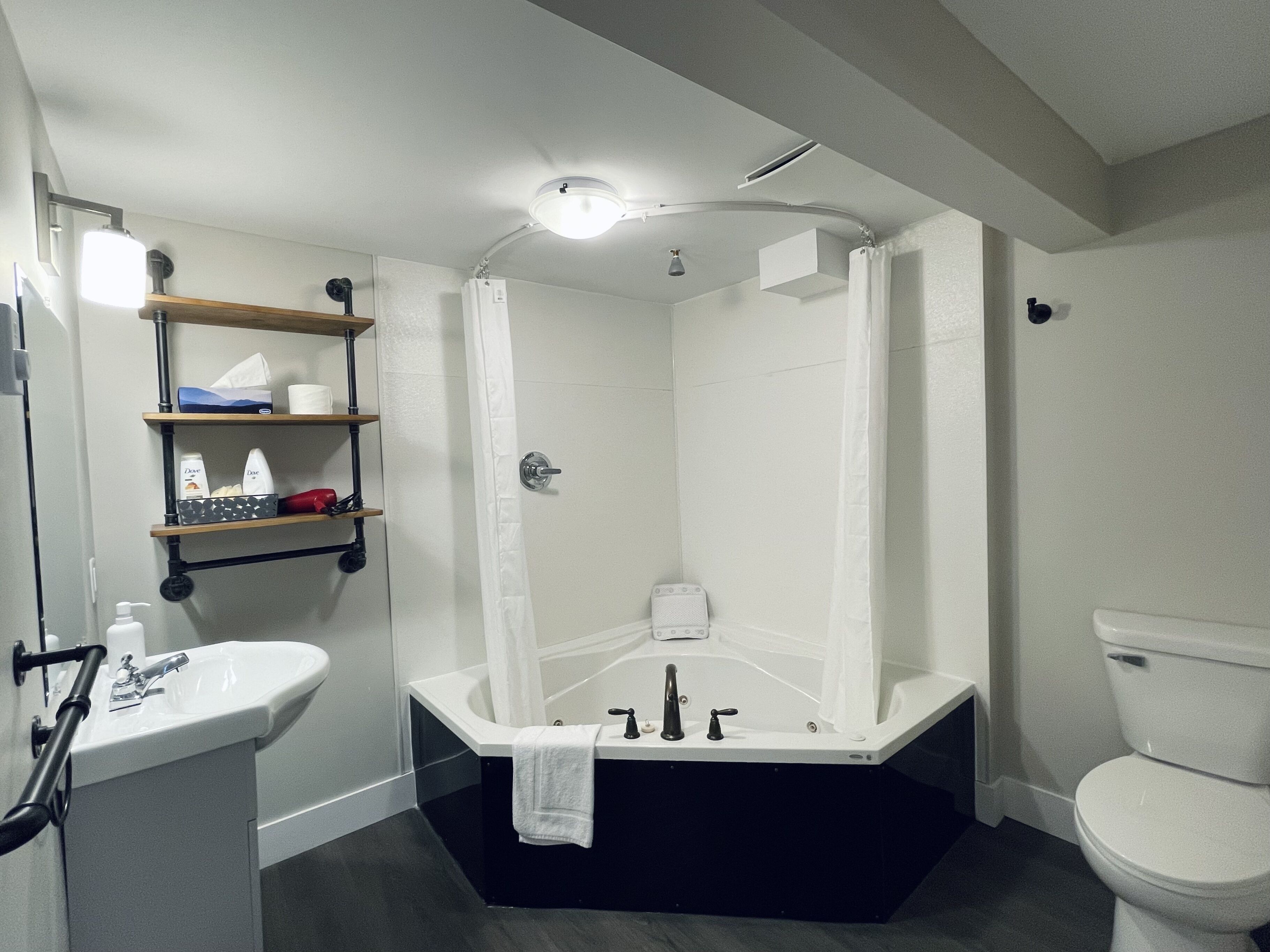 Cape Race Junior Suite | Kamar mandi | Shower pijat air, perlengkapan mandi gratis,  dan pengering rambut