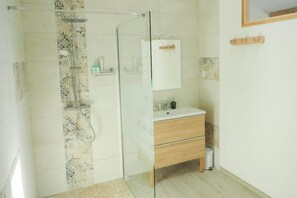 Dusche, Haartrockner, Handtücher, Toilettenpapier