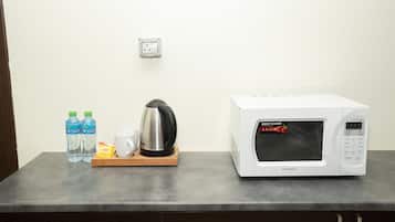 Escritorio, espacio para trabajar con laptop y cortinas blackout