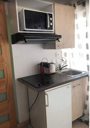 Refrigerador, microondas, placa de cocina, cafetera/tetera