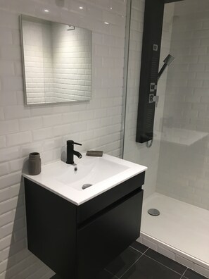 Dusche, Haartrockner, Handtücher, Seife