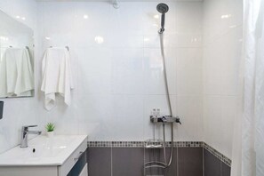 Dusche, Haartrockner, Handtücher, Shampoo