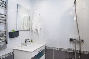 Douche, sèche-cheveux, serviettes fournies, shampoing