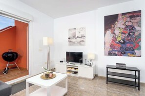 Una televisión, una oficina